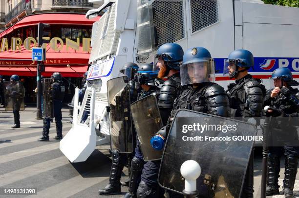 Gendarmes mobiles avec des boucliers anti-émeutes et camion lanceur d'eau de la police nationale près du restaurant La Rotonde lors de la...
