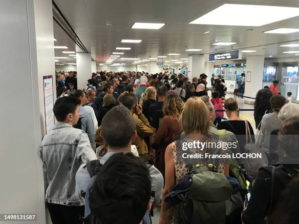 File d'attente de passagers faisant la queue pour l'enregistrement des bagages dans l'aéroport Roissy CDG le 2 septembre 2017.