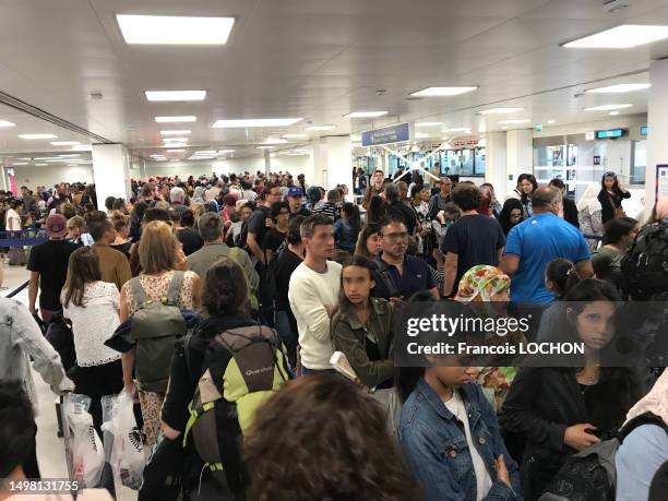 File d'attente de passagers faisant la queue pour l'enregistrement des bagages dans l'aéroport Roissy CDG le 2 septembre 2017.