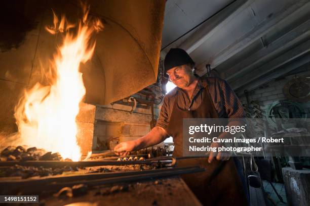 blacksmith lightning fire in furnace - ijzer stockfoto's en -beelden