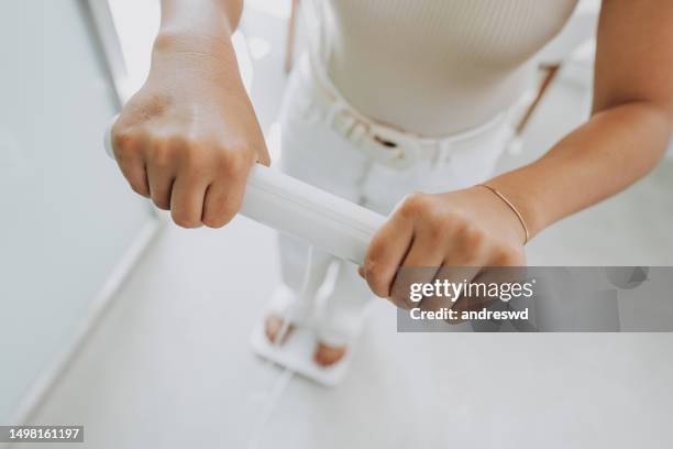woman using bioimpedance body scale bioimpedancia - gewicht meeteenheid stockfoto's en -beelden