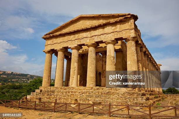 antiker griechischer tempel der concordia an einem sonnigen tag - temple of concordia agrigento stock-fotos und bilder