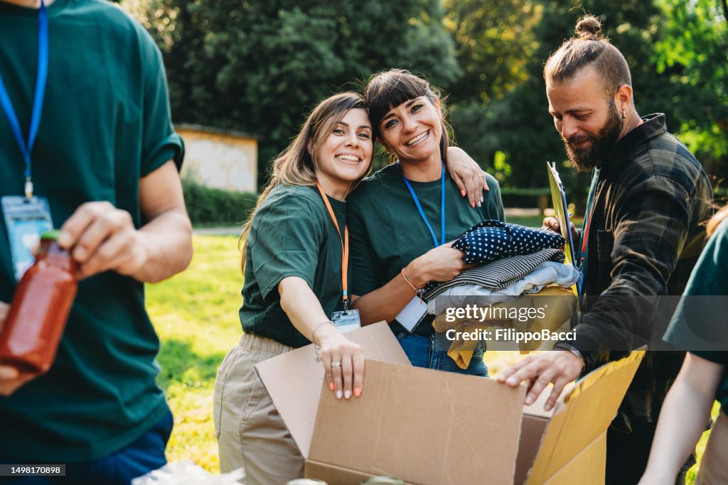 Los voluntarios están preparando cajas de donación en el banco de alimentos y ropa