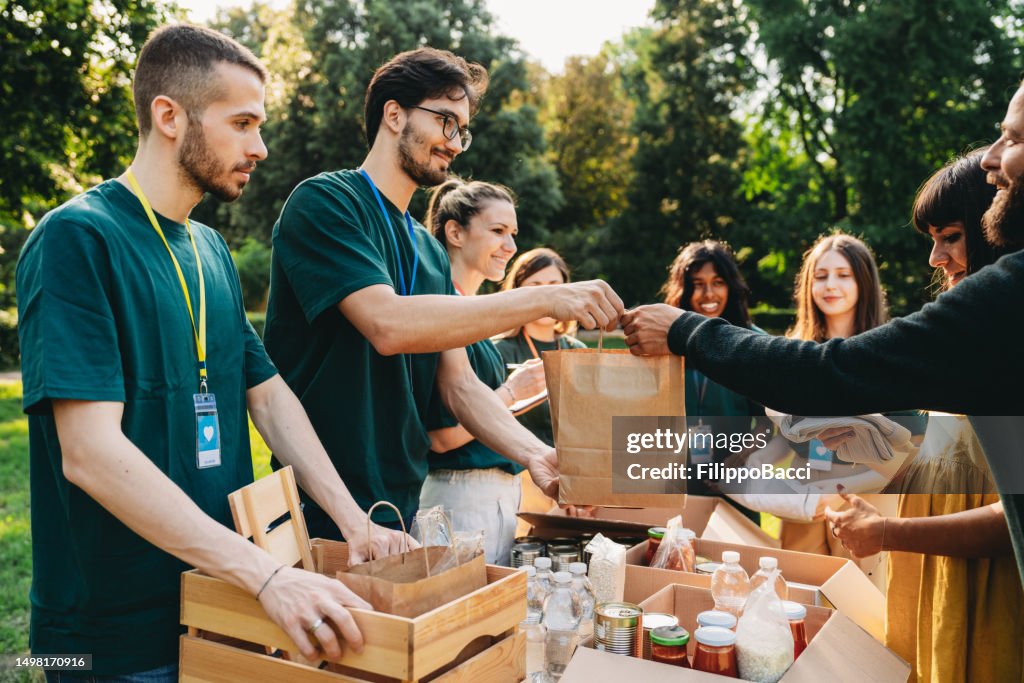 Una pareja está llevando una bolsa de comida en el banco de alimentos y ropa