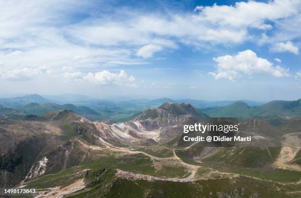 the kuju mountain in kyushu in japan - kumamoto - fotografias e filmes do acervo