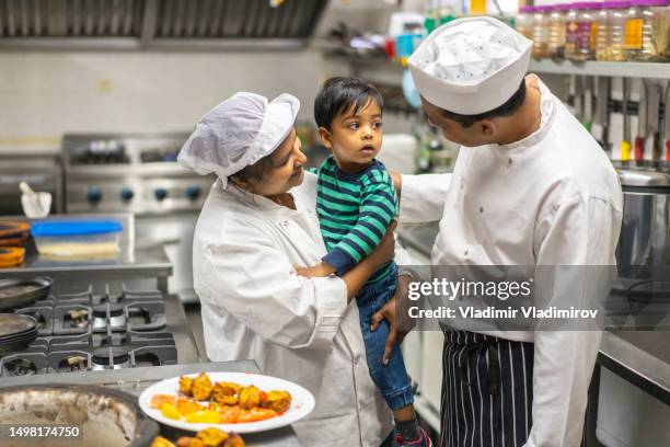 kurz kuscheln, bevor es mit der arbeit losgeht - chef's whites stock-fotos und bilder