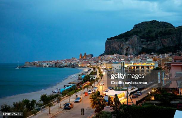 vue aérienne de cefalu au crépuscule, sicile, italie - zone géographique historique photos et images de collection