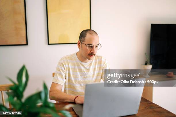 A Person Using Computer Mac Person Using Desktop Mac Photos and Premium High Res Pictures - Getty ...