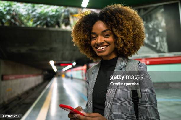 a happy woman using her cell phone - 50 metros 個照片及圖片檔