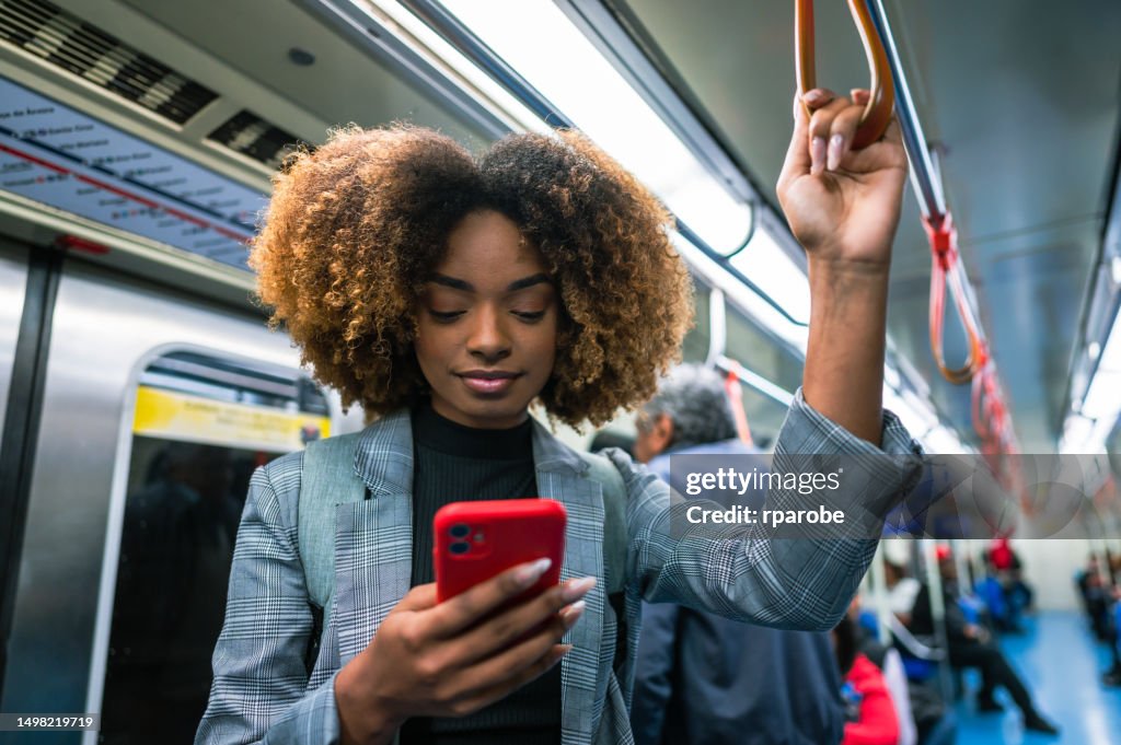 バスの中で携帯電話を使う女性