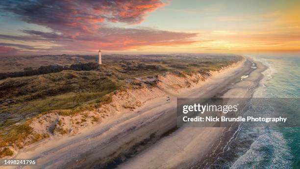 lyngvig lighthouse, hvide sande, denmark - jutland stock-fotos und bilder