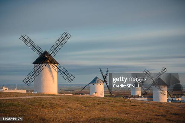 sunset landscapes of don quixote windmills in campo de criptana, toledo, spain - rohstoffverarbeitende fabrik stock-fotos und bilder