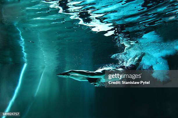 man swimming underwater - 1m diving foto e immagini stock