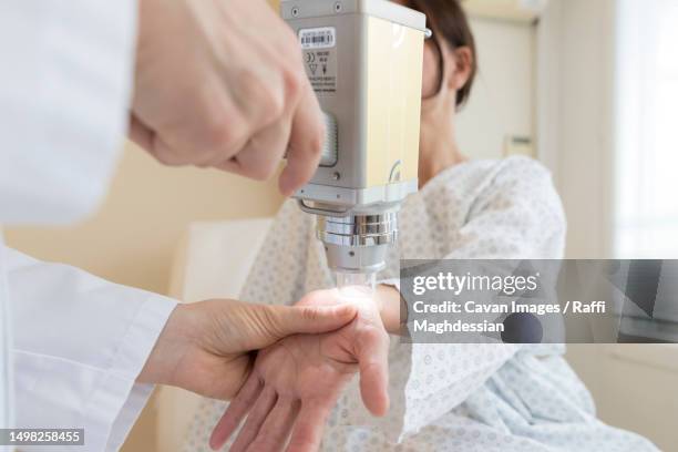 a dermatologist performs a skin exam - cancer-screening stock pictures, royalty-free photos & images