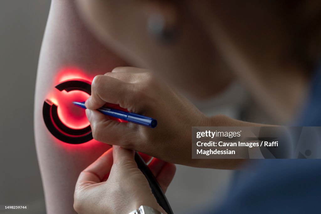 A doctor looks for varicose veins in a patient