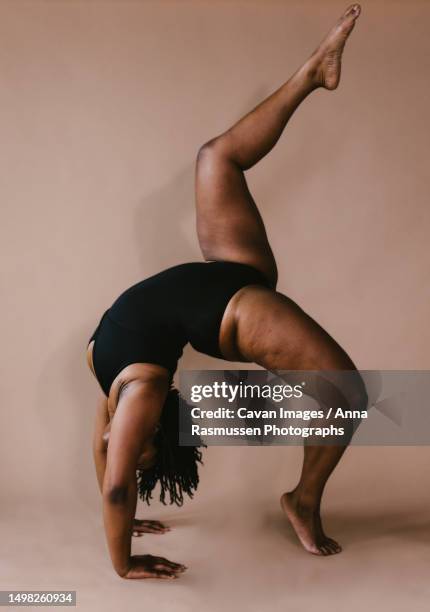 black woman dancer in backbend with leg lift dance pose - leotard stock pictures, royalty-free photos & images