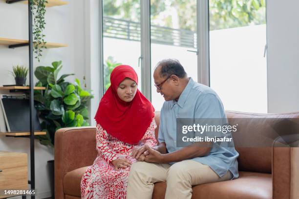 multigenerational family comforting and advice - ibnjaafar stock pictures, royalty-free photos & images