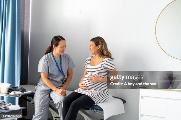 la nueva mamá asistirá a la cita de partera durante el tercer trimestre - comadrona fotografías e imágenes de stock