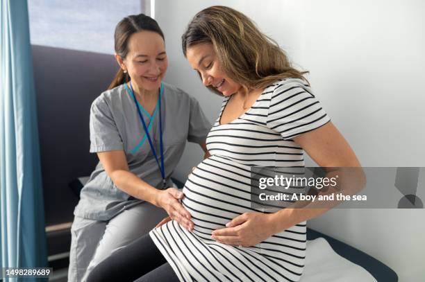 madre embarazada recibiendo los resultados de la prueba - comadrona fotografías e imágenes de stock