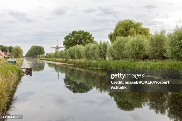 bruges, canal, belgium - west vlaanderen stockfoto's en -beelden