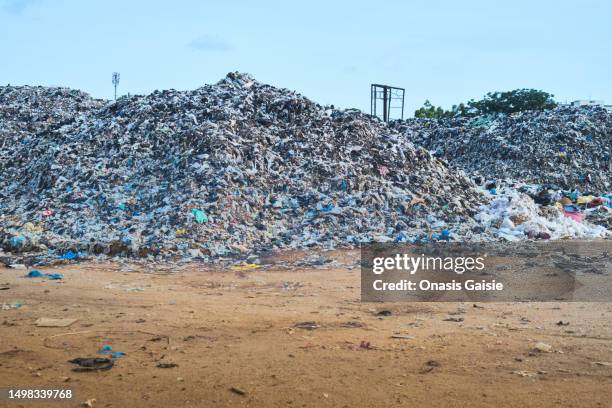 the landfill site at agbogbloshie - escombrera fotografías e imágenes de stock