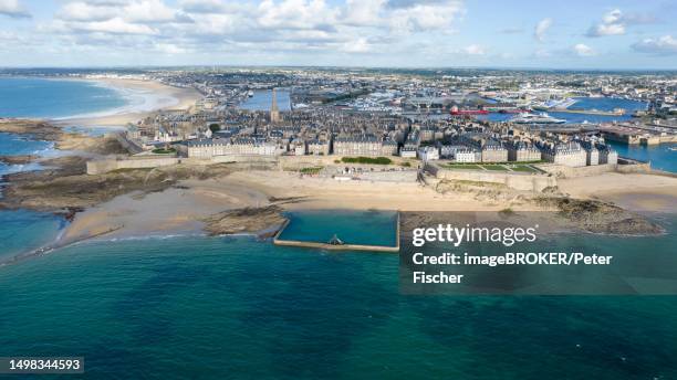 france, departement ille-et-vilaine, cote d'emeraude (emerald coast), saint malo, the walled city, (aerial view) - ille et vilaine - fotografias e filmes do acervo