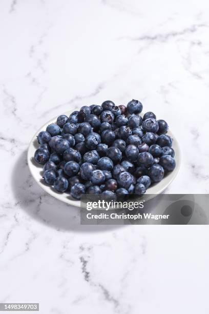 studio, blaubeeren, obst - blaubeeren stock pictures, royalty-free photos & images