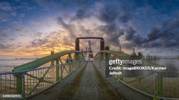 sunset at the mooring pier for tugboats on the weser, bremerhaven, bremen, germany - bremerhaven stock-fotos und bilder