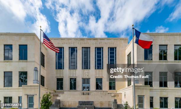 guadalupe county court house in seguin, texas - texas state flag stock-fotos und bilder