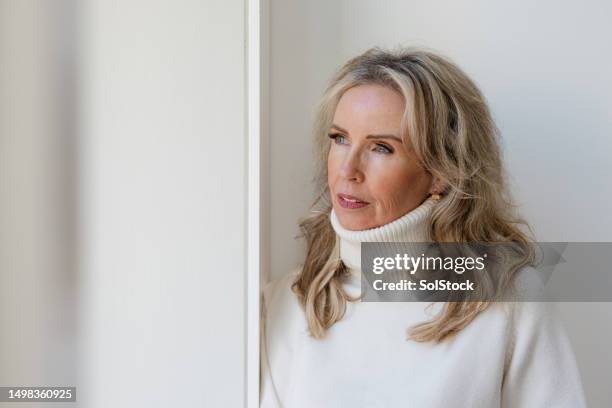 time to contemplate - girl power expressão inglesa imagens e fotografias de stock