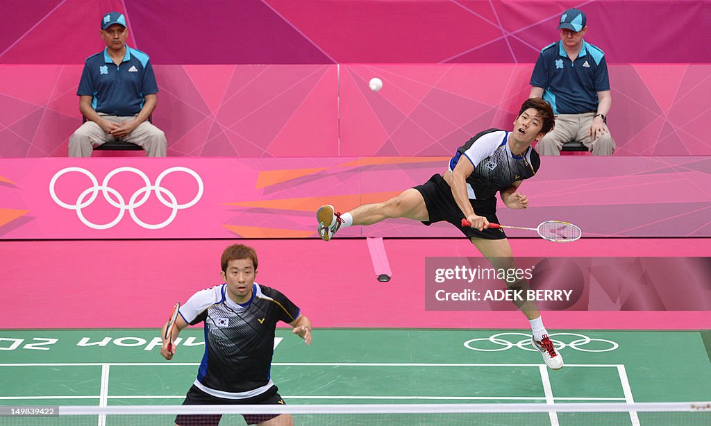 South Korea's Lee Yong Dae (R) plays a r