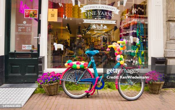 gehäkeltes fahrrad - yarn art stock-fotos und bilder