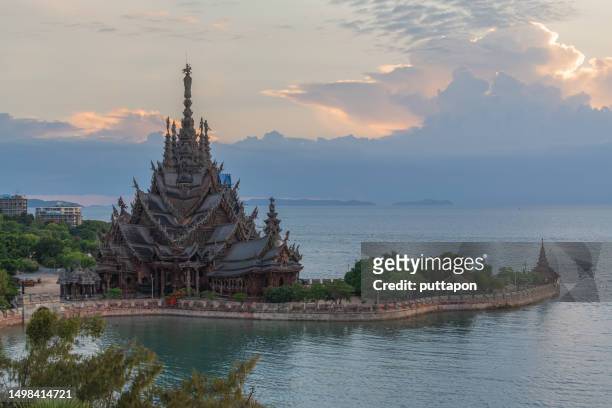 high angle shot of the sanctuary of truth "the largest wooden castle in the world, sanctuary of truth with beautiful sunset in pattaya, thailand - the truth 2019 film stock-fotos und bilder