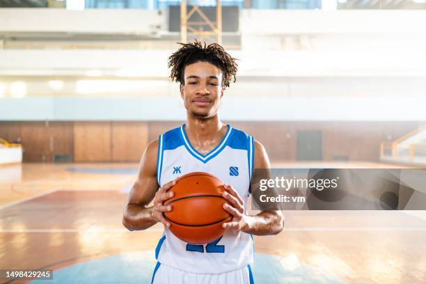 jugador de baloncesto sosteniendo el retrato del balón - alumno de último año de educación secundaria fotografías e imágenes de stock