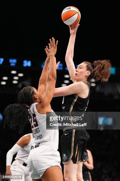 Breanna Stewart of the New York Liberty shoots the ball against Monique Billings of the Atlanta Dream in the first half at the Barclays Center on...