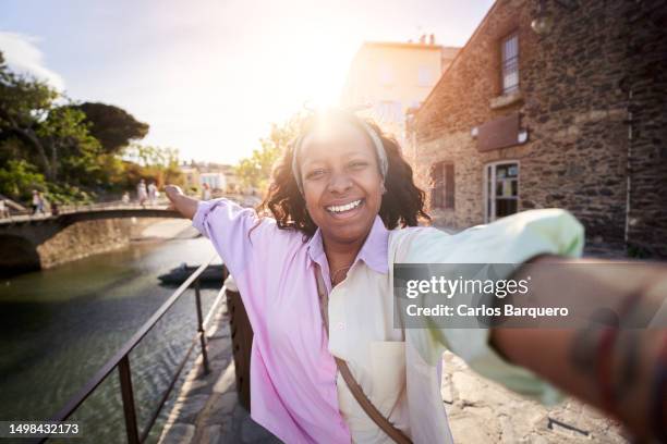 selfie of a cheerful black woman during her trip. - the weekend in news around the world stock pictures, royalty-free photos & images