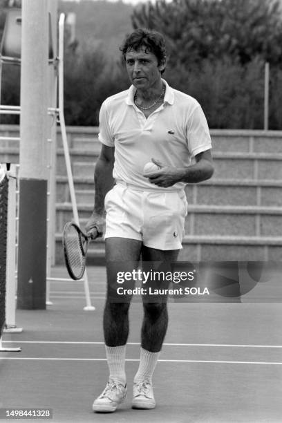 Entrainement au tennis pour le chanteur Sacha Distel le 20 aout 1982