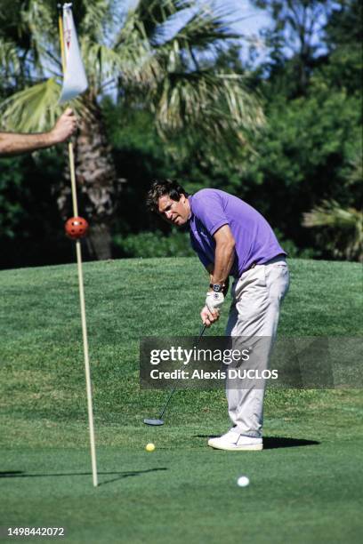 Le pilote de rallye automobile Hubert Auriol sur un green de golf le 29 mars 1988 à Estoril