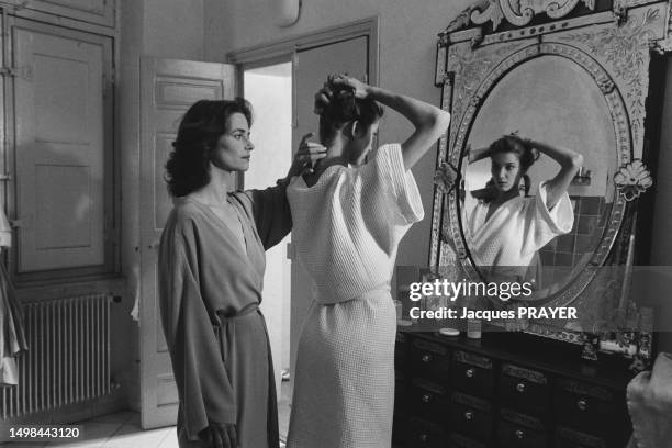 Myriem Roussel et Charlotte Rampling sur le tournage du film 'Tristesse et Beautée', en octobre 1984.