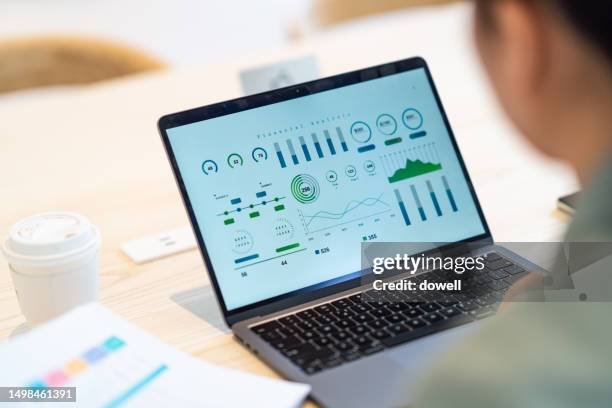 business report on laptop - relatório financeiro imagens e fotografias de stock