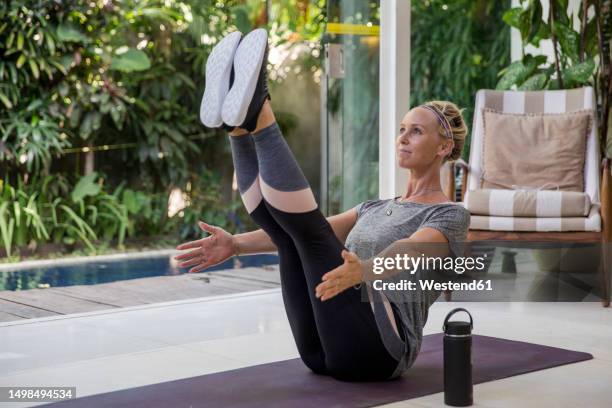 determined woman doing abdominal muscle exercise on mat at home - dar uma ajuda imagens e fotografias de stock