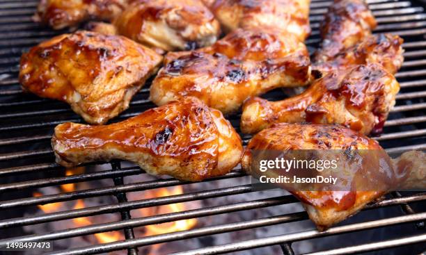 gegrilltes hühnchen - hühnchenunterschenkel stock-fotos und bilder