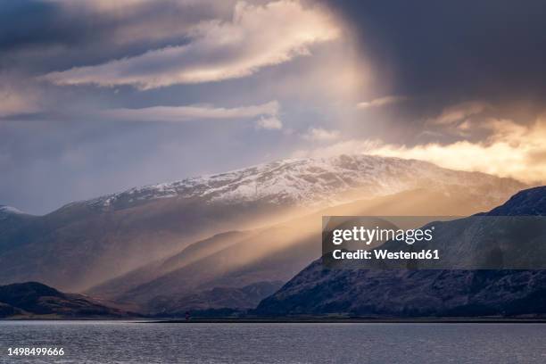 uk, scotland, setting sun illuminatingloch linnhe - loch linnhe scotland stock-fotos und bilder