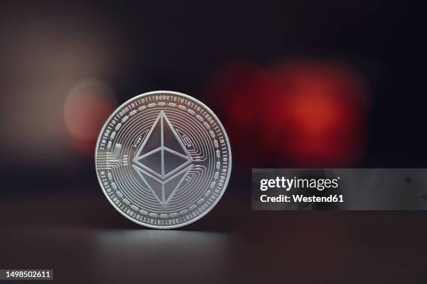 close-upof silver colored ethereumcoin - ethereum foto e immagini stock