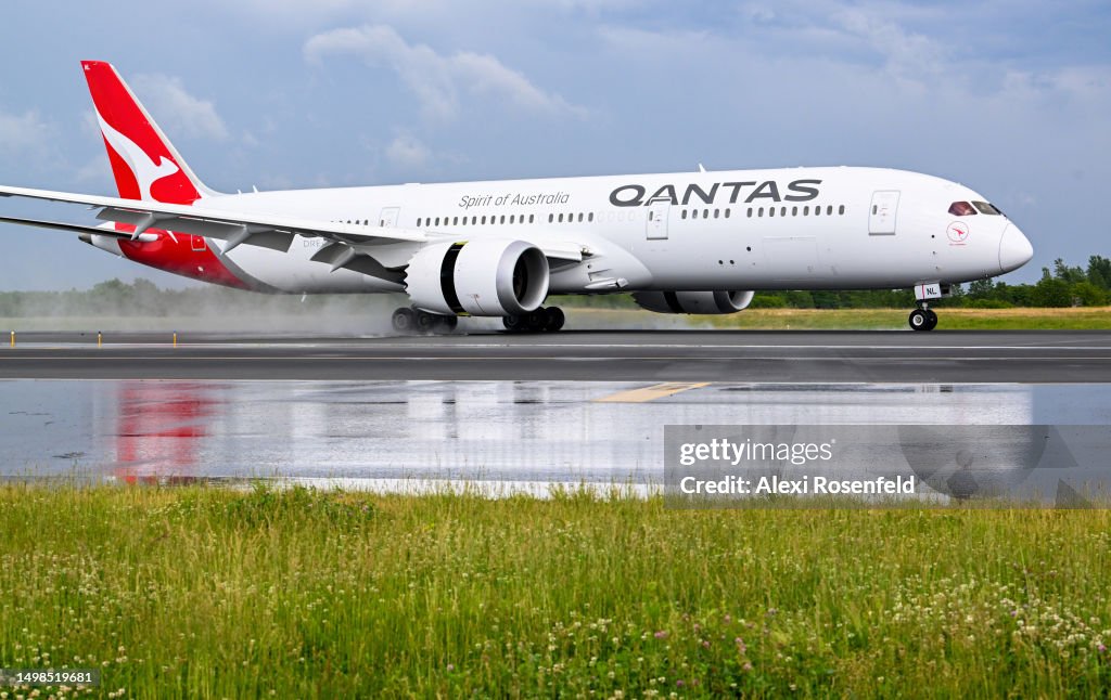 Flight Qf3 A Qantas 787 Dreamliner, flight number QF3 lands at JFK International ...