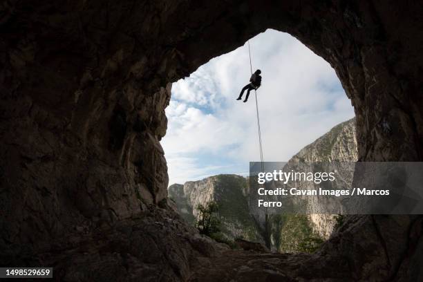 taller fe studio n2 - descente en rappel photos et images de collection