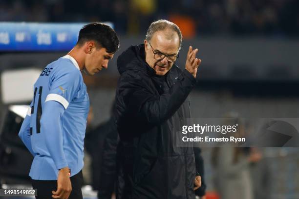 Marcelo Bielsa head coach of Uruguay talks with his player Thiago Borbas during an international friendly match between Uruguay and Nicaragua at...