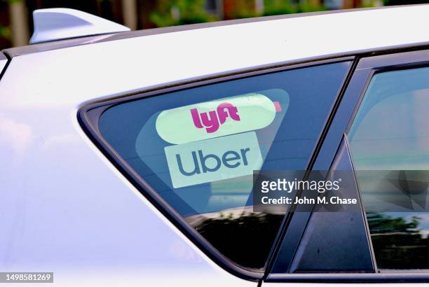 autocollants lyft et uber à l’intérieur de la voiture, université george mason, fairfax, virginie (états-unis) - uber marque déposée photos et images de collection