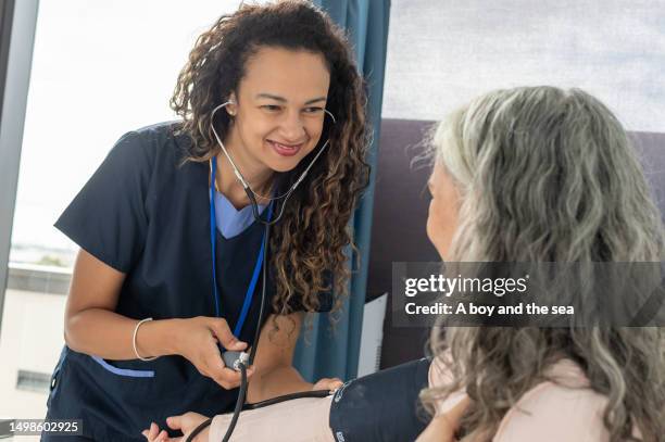 kind looking female doctor with patient - kind 個照片及圖片檔