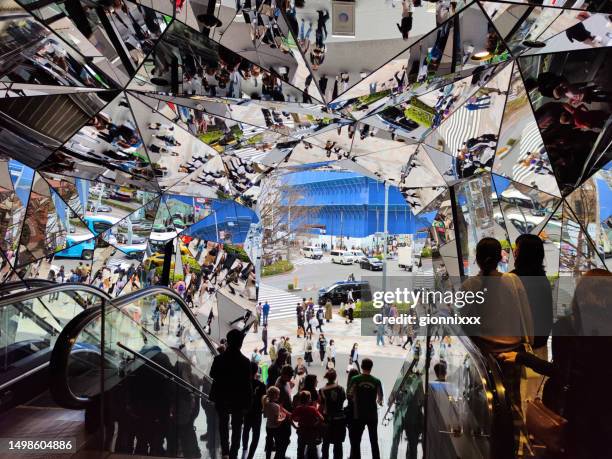 verspiegelte eingangshalle im einkaufszentrum tokyu plaza omotesando, tokio, japan - postmodern stock-fotos und bilder